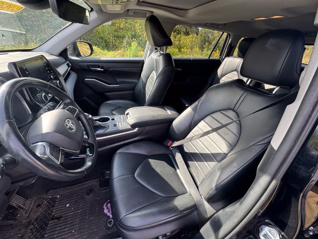 Used 2021 Toyota Highlander XLE AWD/4WD image 13