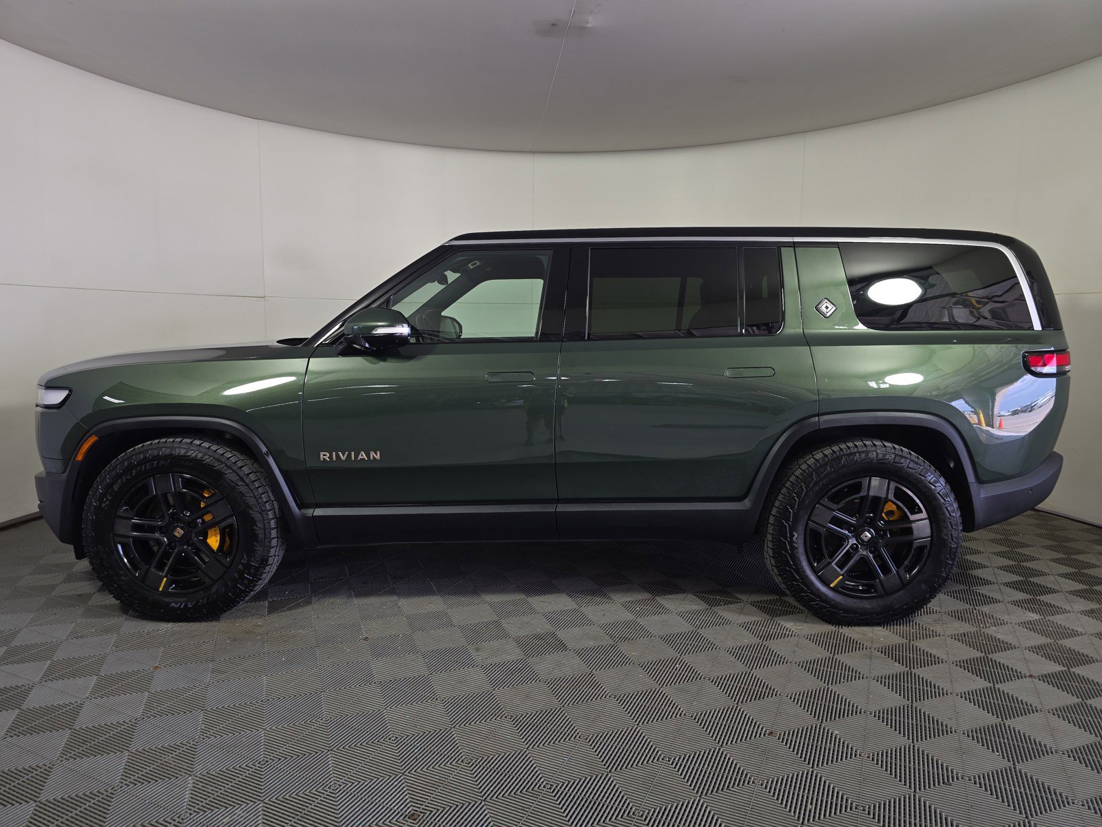 Used 2023 Rivian R1S Adventure image 2