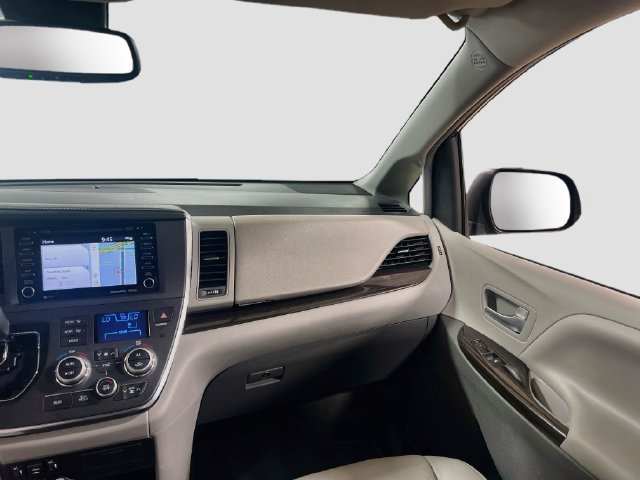 Used 2018 Toyota Sienna XLE w/ XLE Navigation Package FWD image 25
