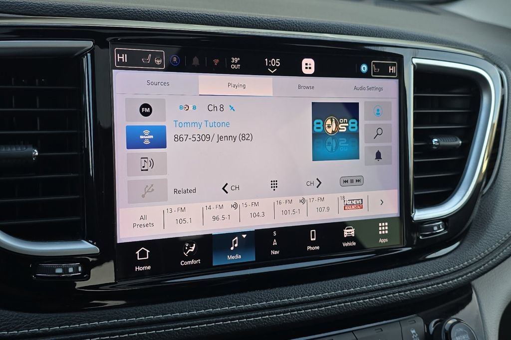 Used 2023 Chrysler Pacifica Limited image 18