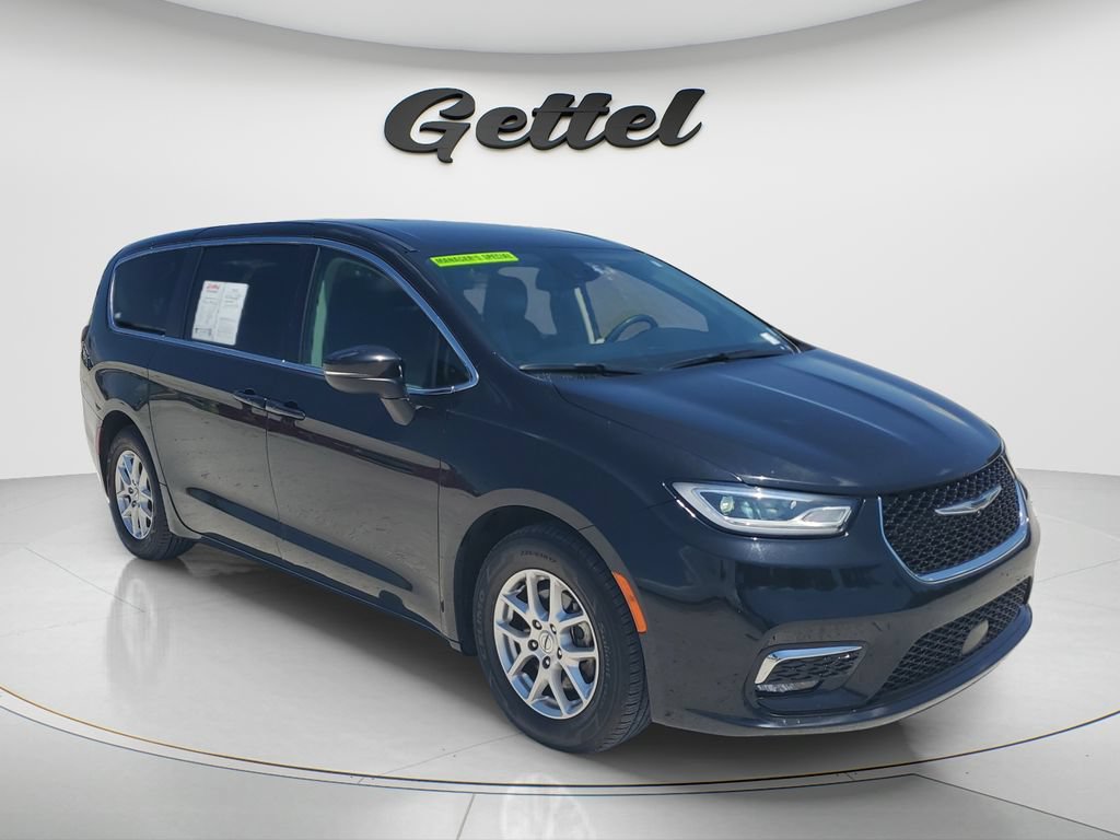 Used 2023 Chrysler Pacifica Touring-L FWD image 3