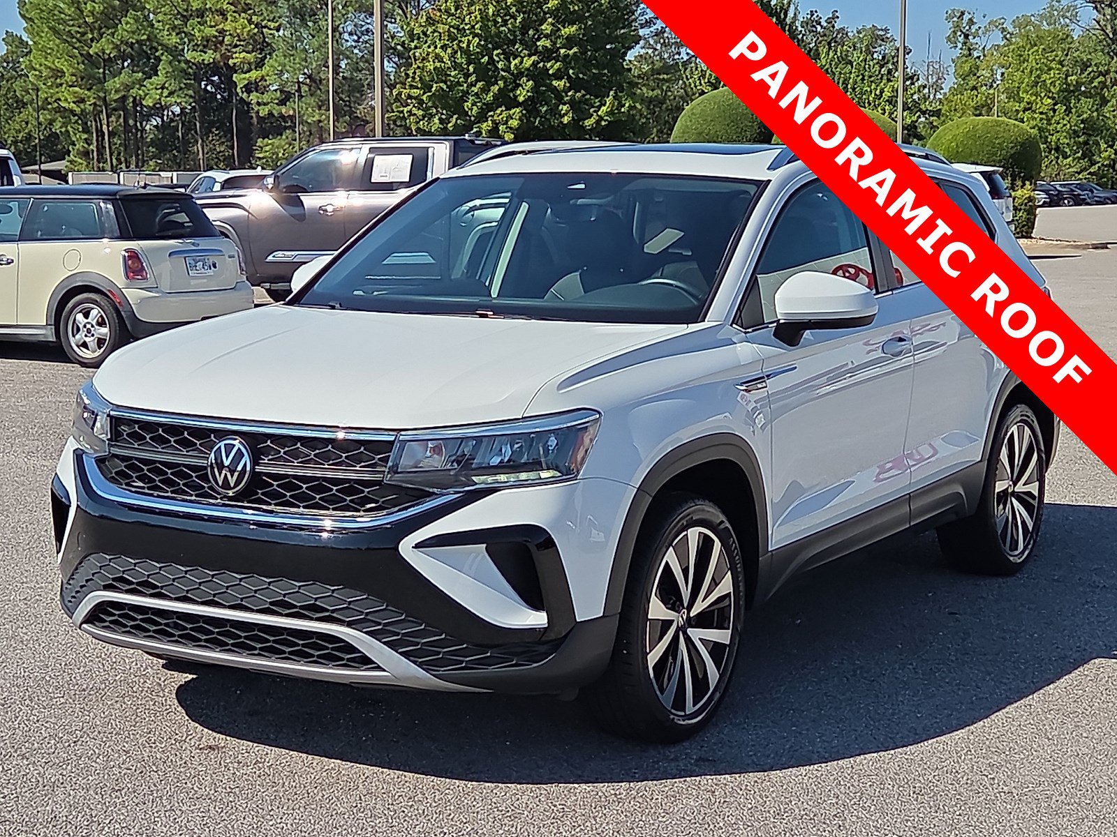 Used 2023 Volkswagen Taos SE w/ Panoramic Sunroof Package FWD image 2