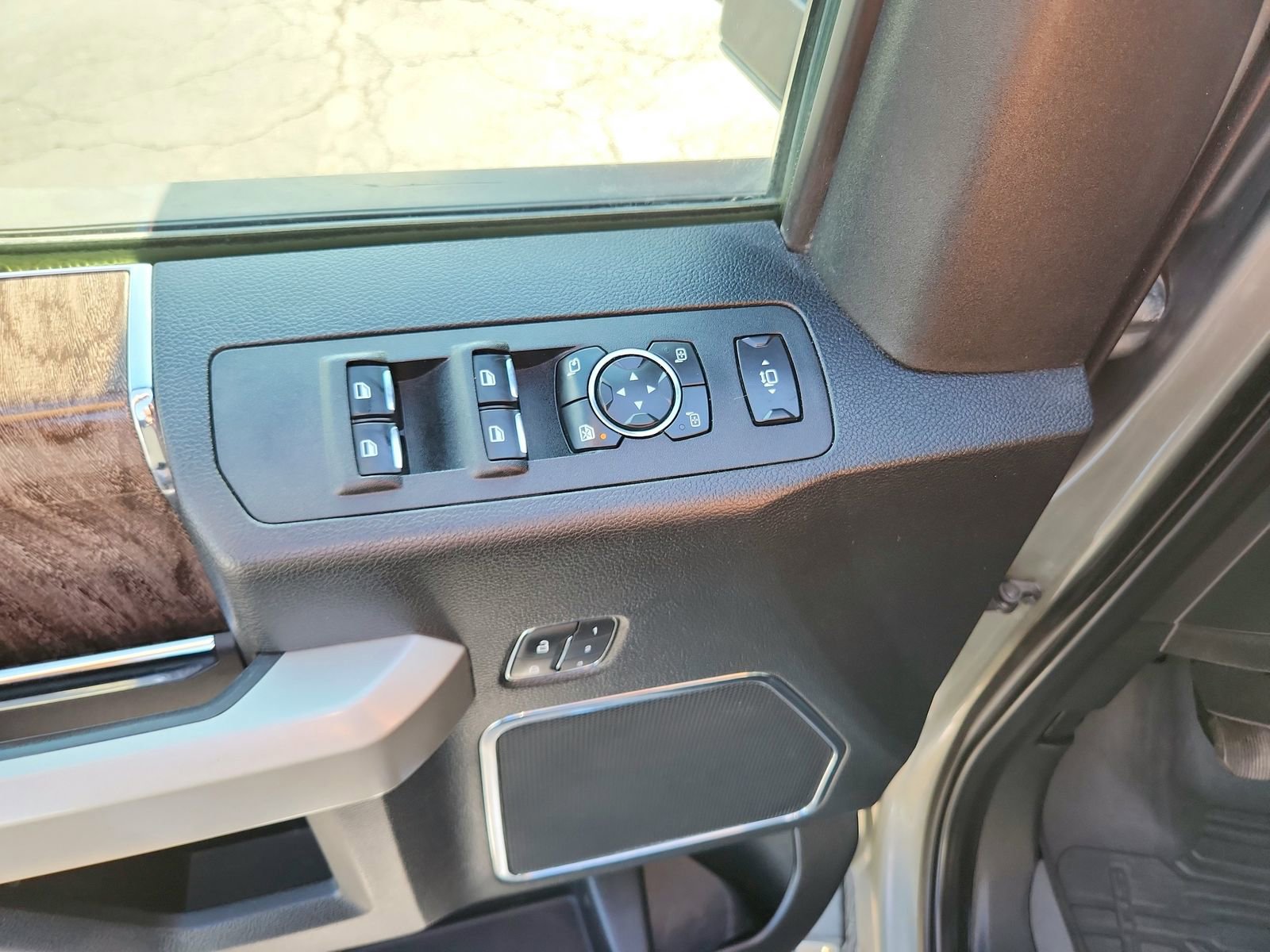 Used 2019 Ford F350 Lariat w/ Chrome Package image 20