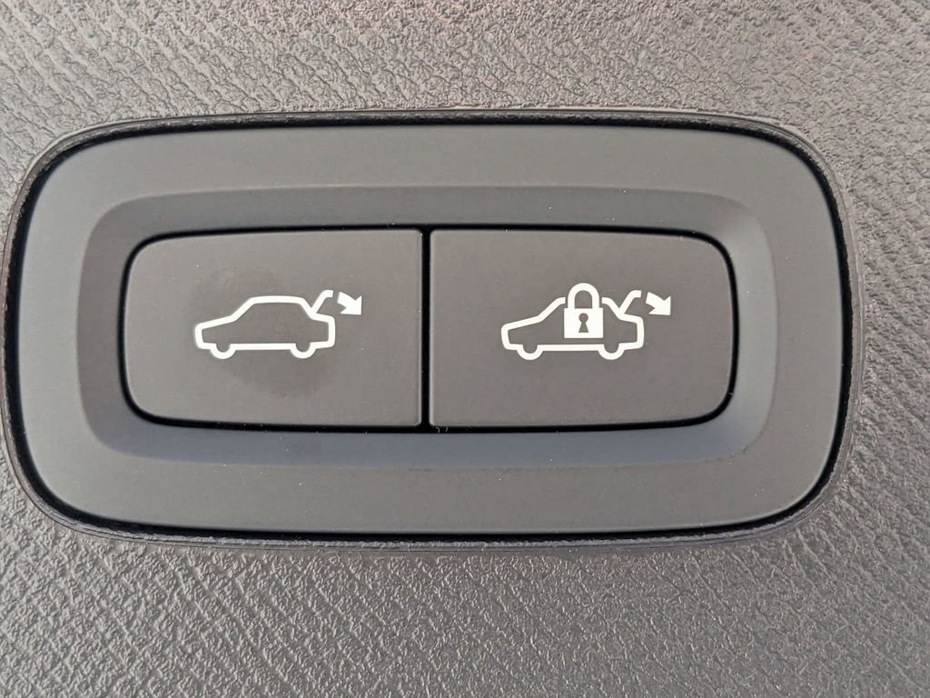 New 2025 Volvo XC90 B6 Plus image 14