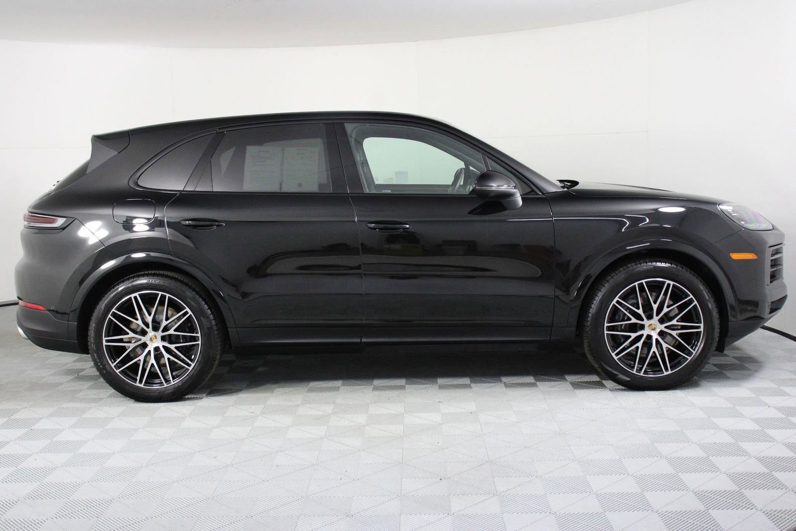 Certified 2025 Porsche Cayenne image 8