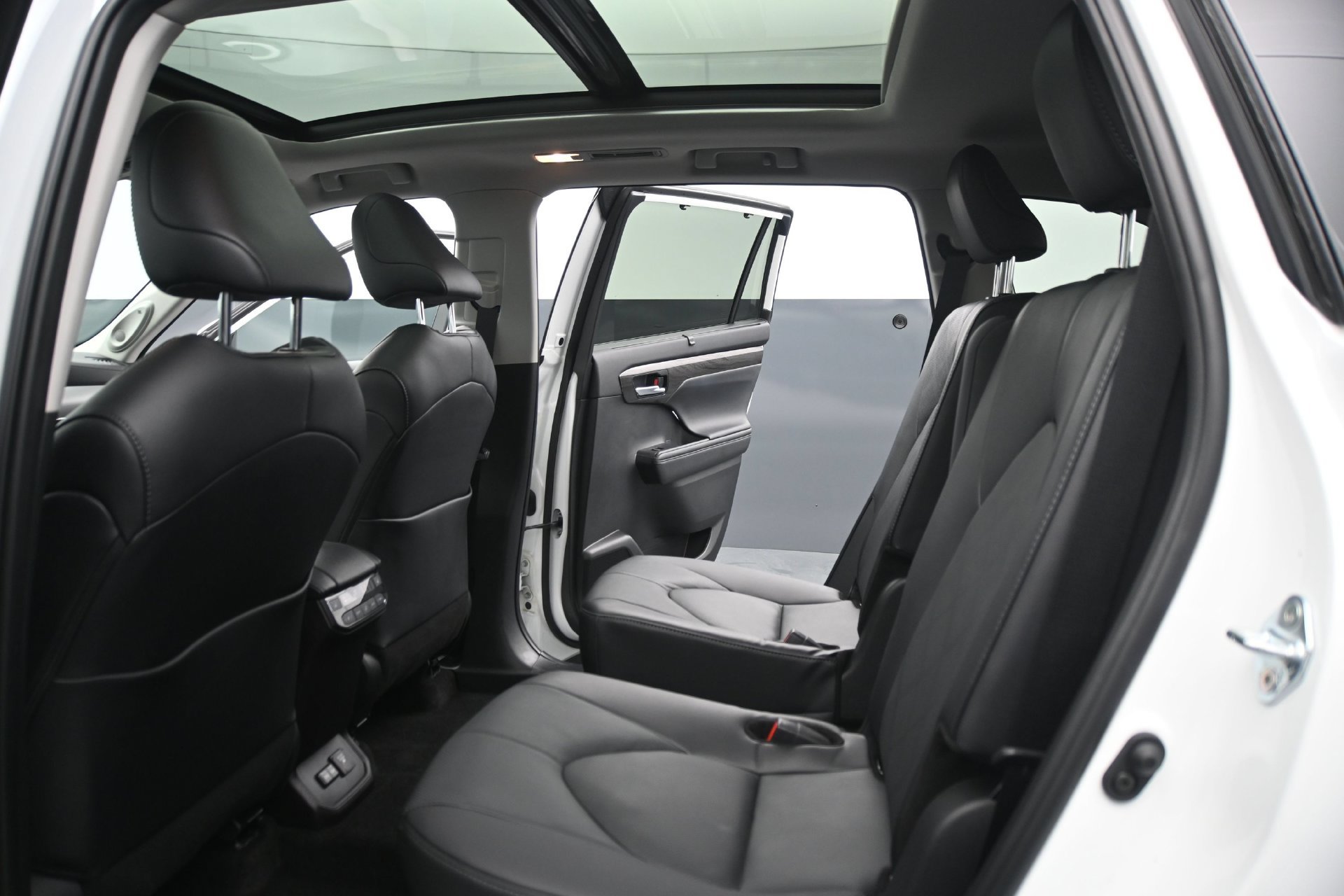 Used 2025 Toyota Highlander Platinum AWD/4WD image 18