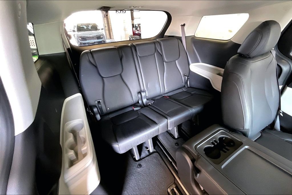 Used 2024 Kia Carnival LX FWD image 26