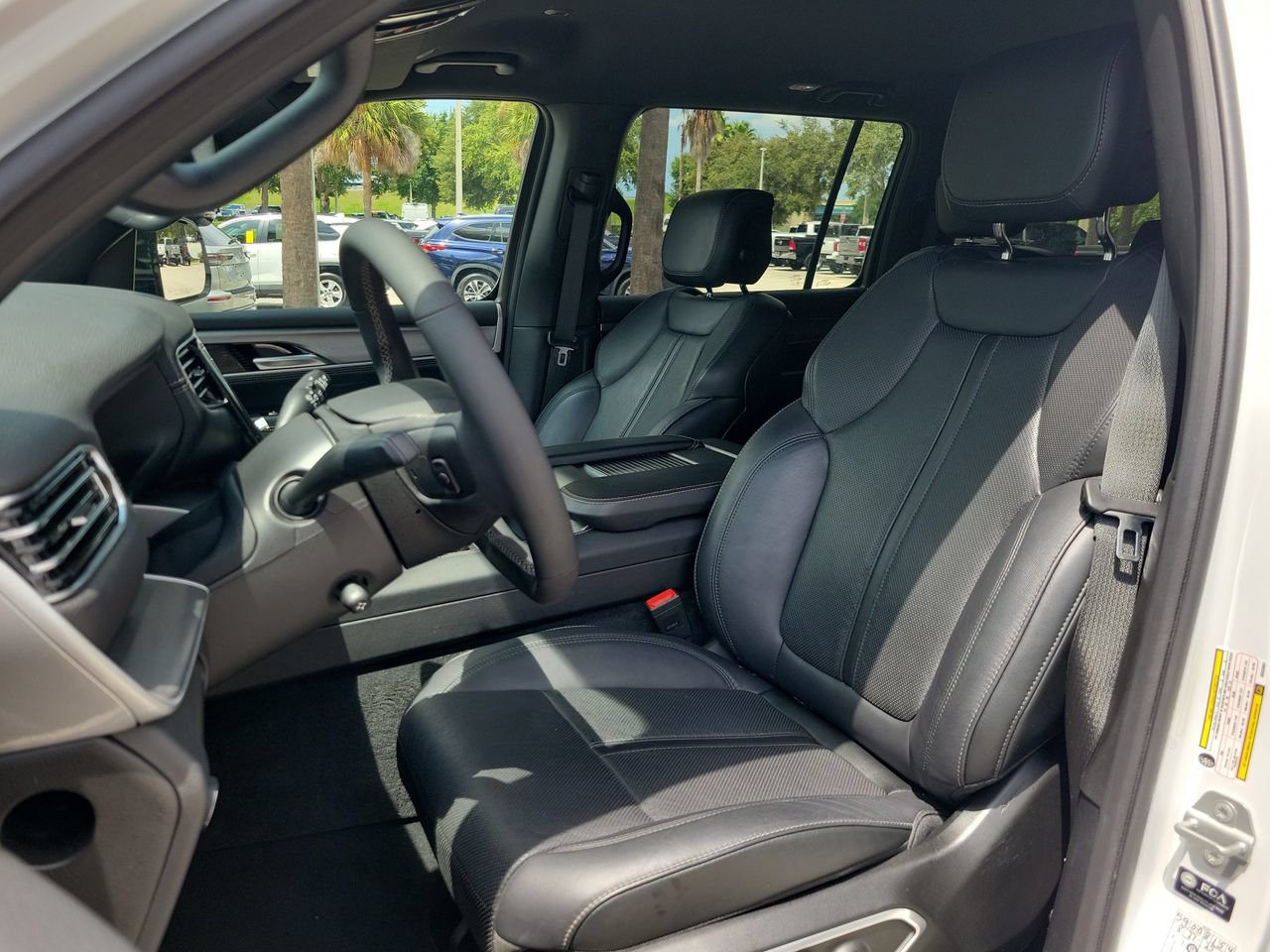 Used 2025 Jeep Wagoneer L Series II w/ 8-pass Seating Package AWD/4WD image 15