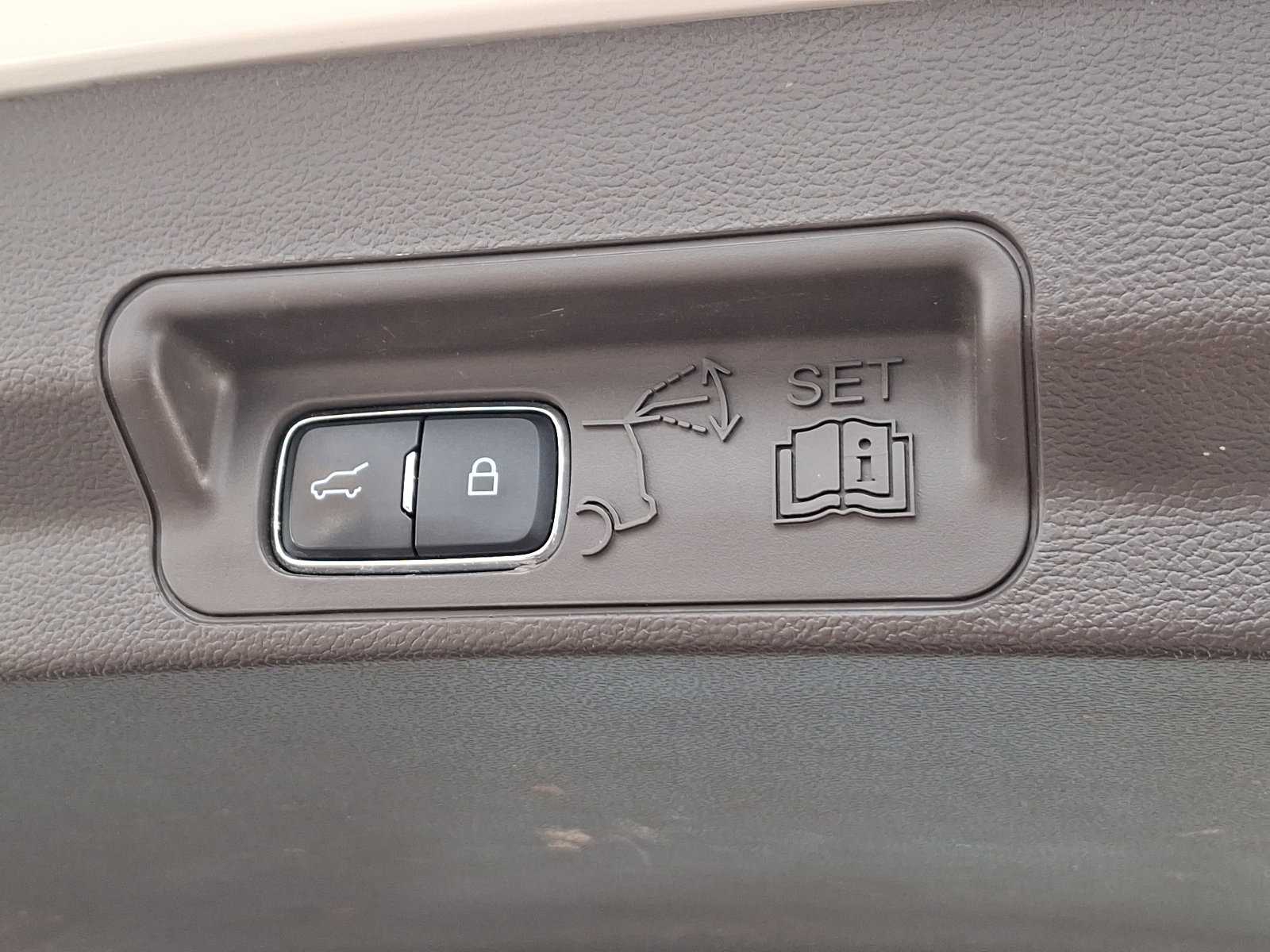 Used 2020 Ford Explorer Platinum w/ Premium Technology Package image 33