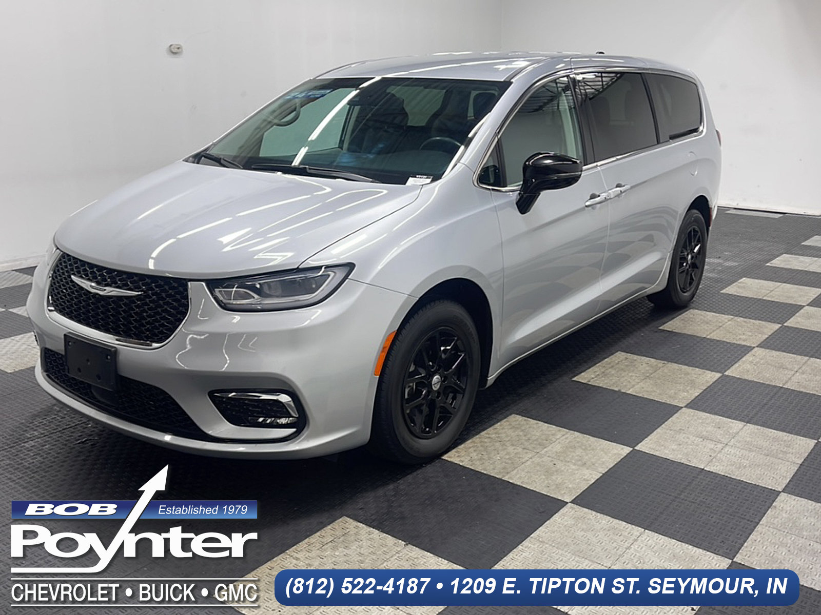 Used 2024 Chrysler Pacifica Touring-L FWD image 1