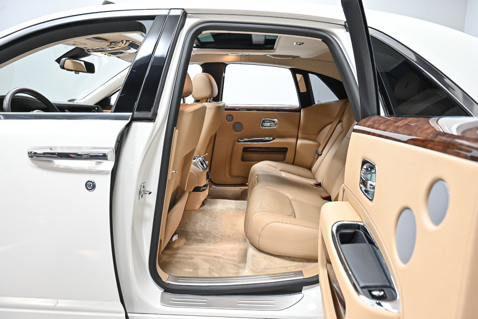 Used 2017 Rolls-Royce Ghost image 32