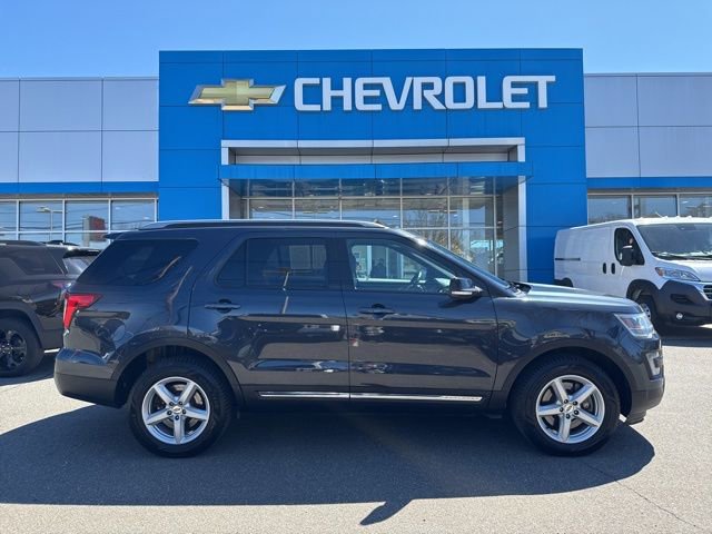 Used 2017 Ford Explorer XLT w/ Equipment Group 202A image 5