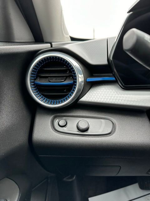 Used 2025 Chevrolet Trax LT image 30