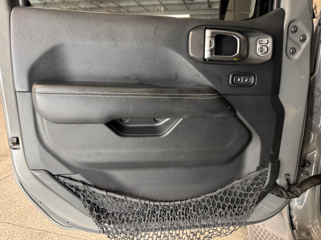 Used 2018 Jeep Wrangler Unlimited Sahara AWD/4WD image 15