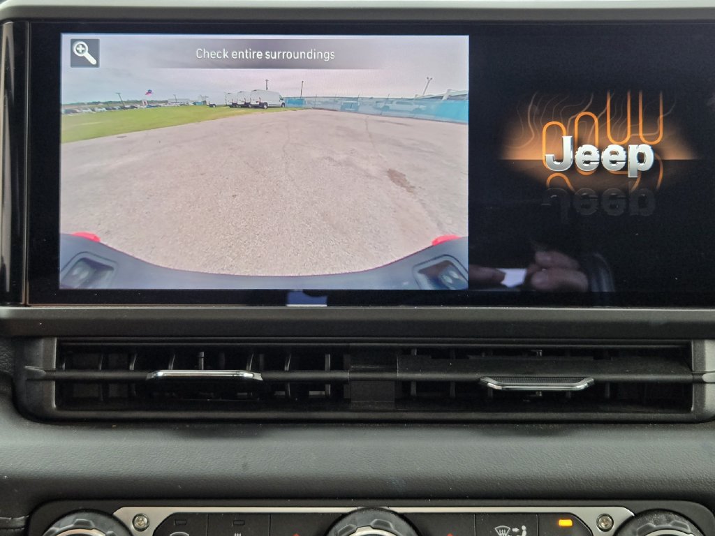 Used 2025 Jeep Gladiator Mojave w/ Convenience Group AWD/4WD image 17