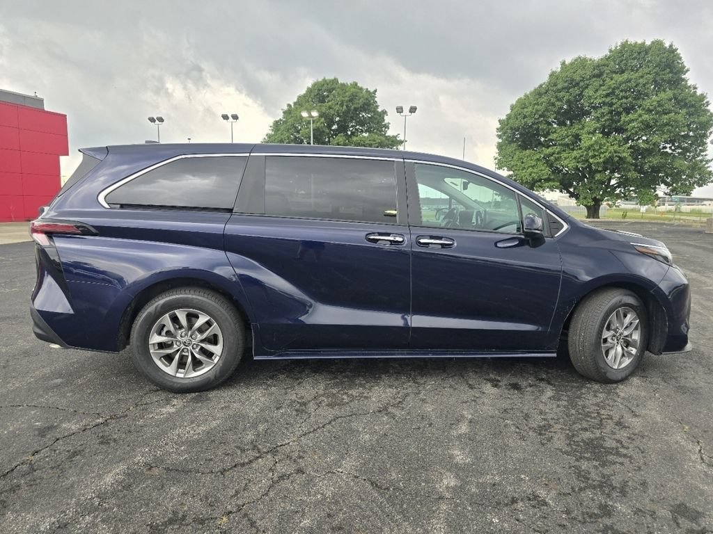 Certified 2024 Toyota Sienna XLE FWD image 17