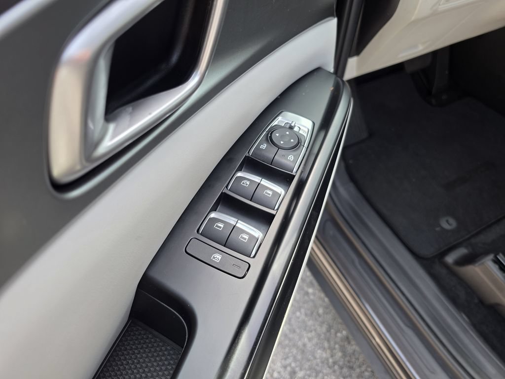 Used 2022 Kia Carnival LX FWD image 16