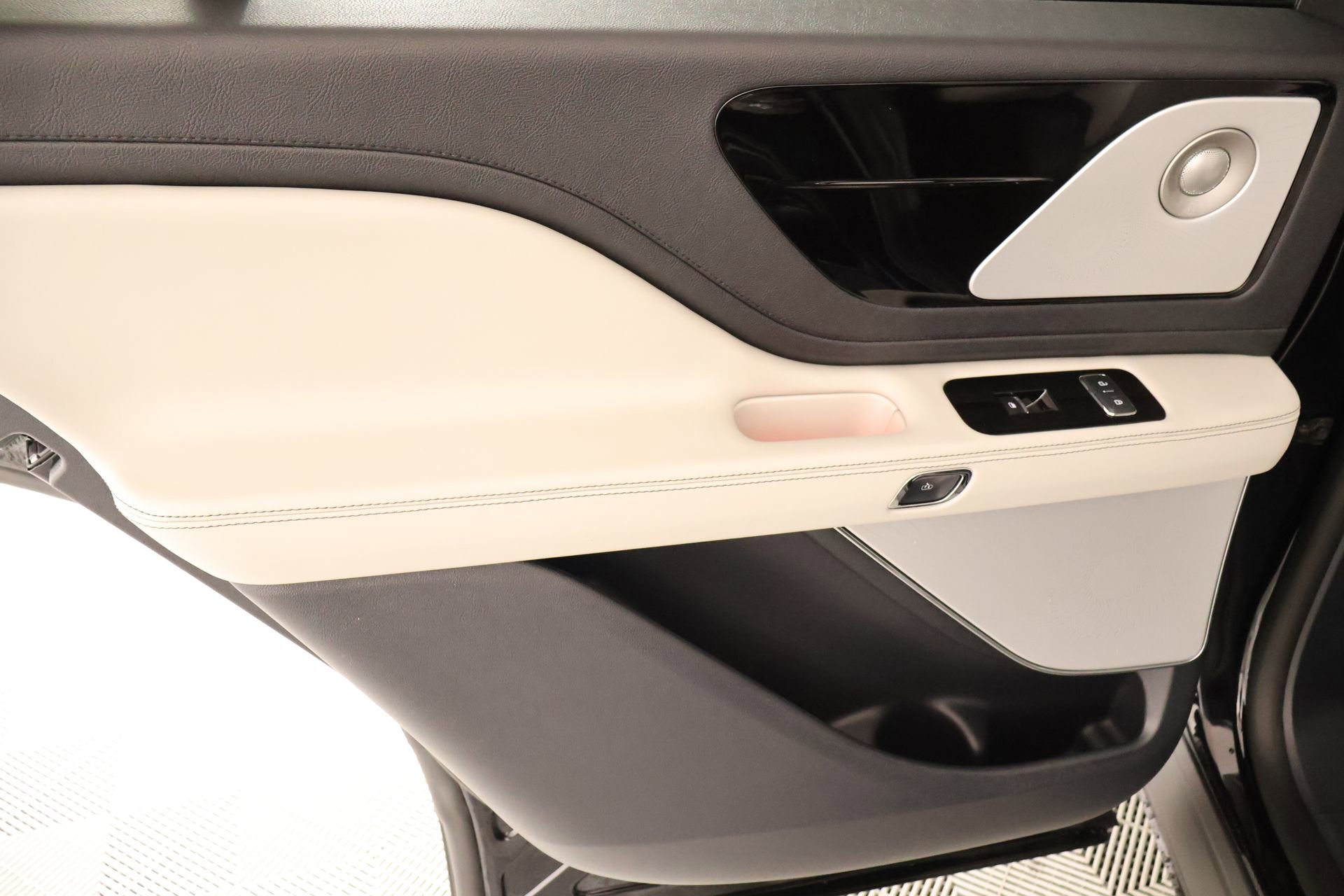 New 2026 Lincoln Aviator Reserve AWD/4WD image 18