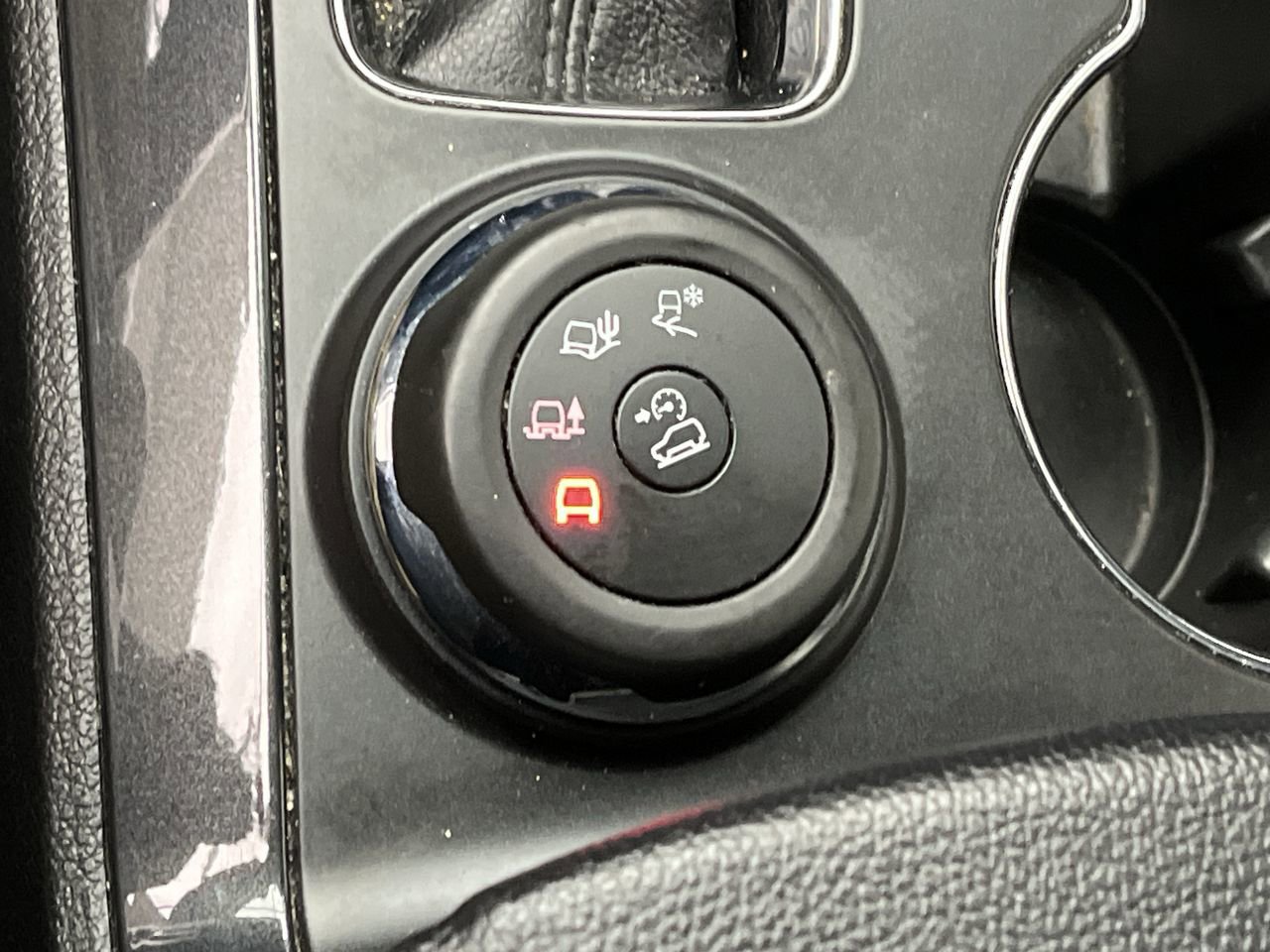 Used 2018 Ford Explorer XLT w/ Equipment Group 202A AWD/4WD image 18