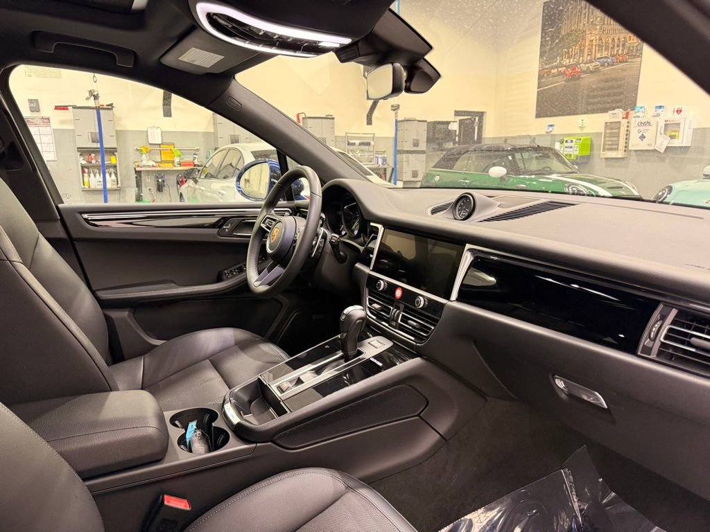 Used 2022 Porsche Macan w/ Premium Package image 28
