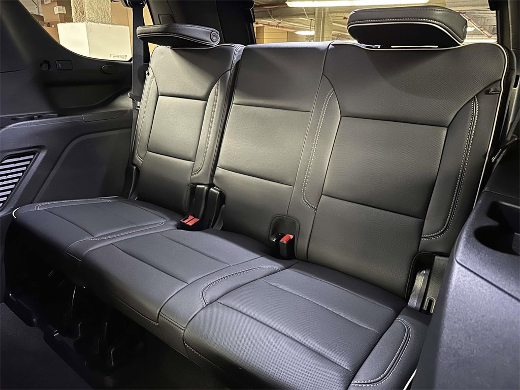 Used 2024 GMC Yukon SLT w/ SLT Luxury Package image 16