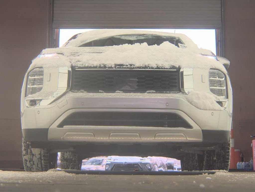 Used 2024 Mitsubishi Outlander SE image 3