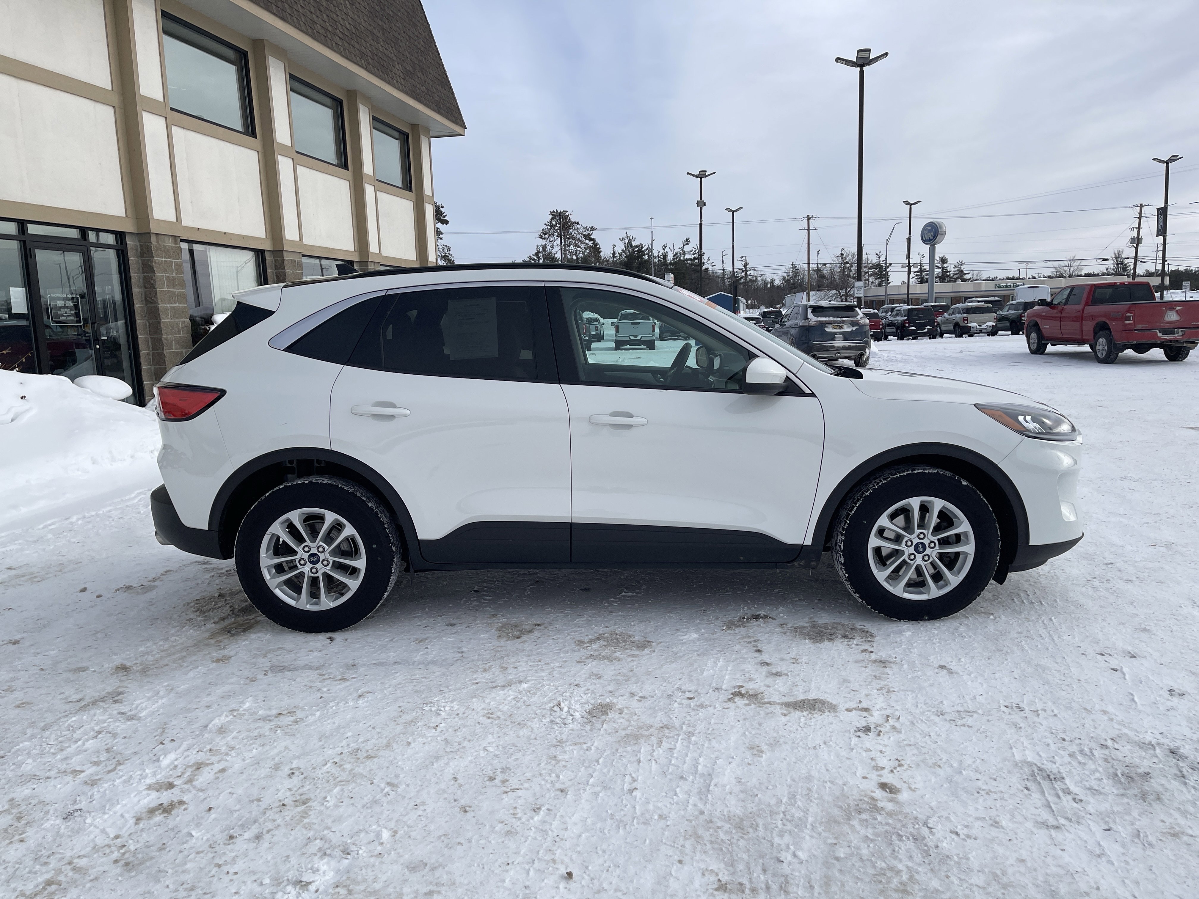 Used 2020 Ford Escape SE image 2