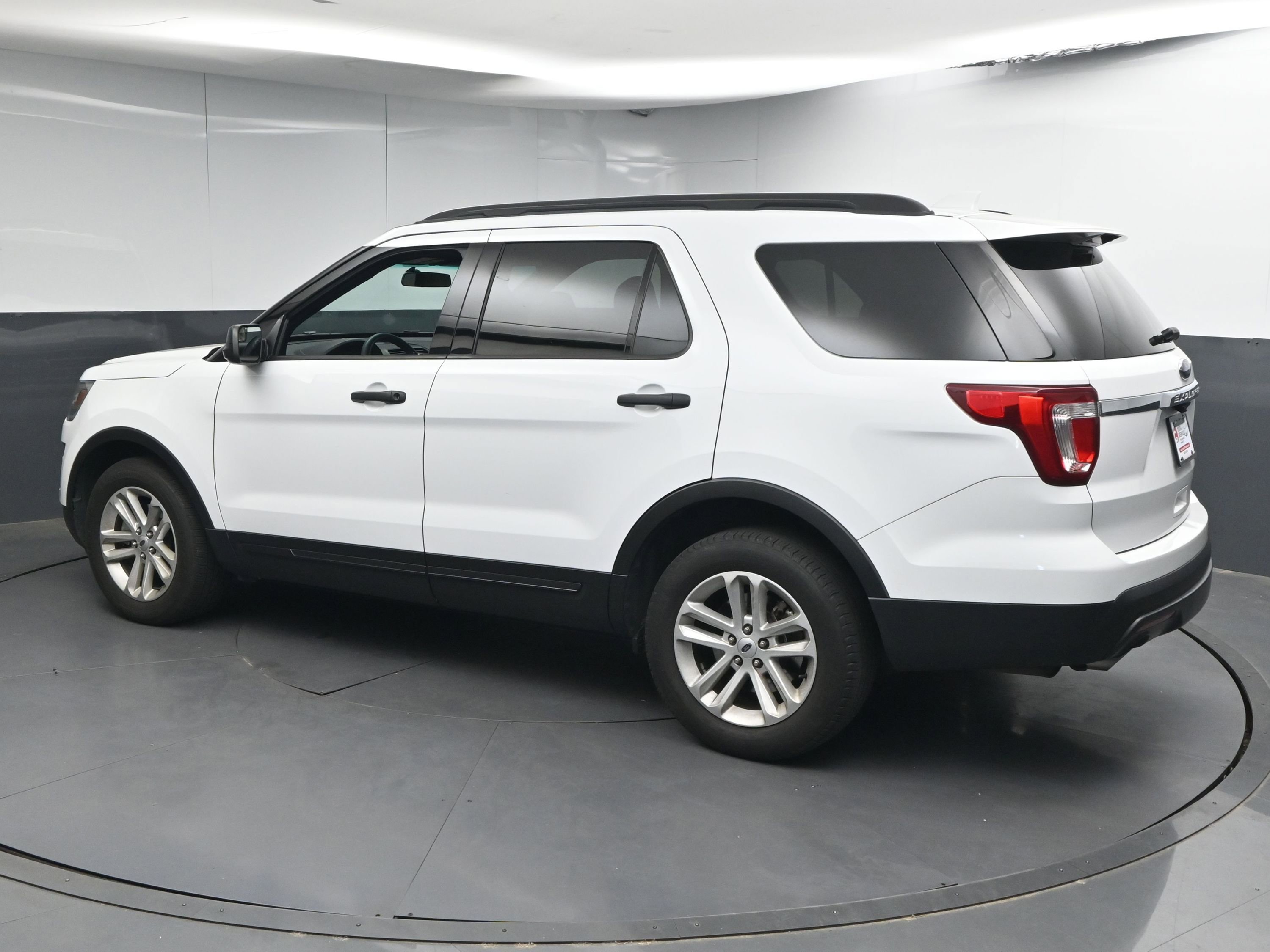 Used 2017 Ford Explorer FWD image 6