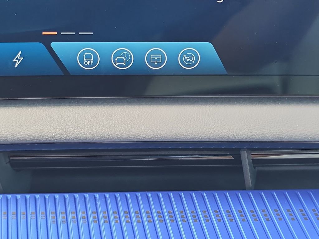 Used 2025 Cadillac Optiq Luxury 2 image 17