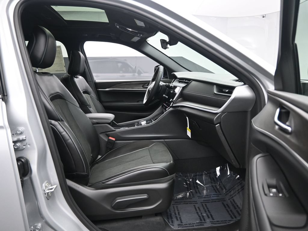 New 2026 Jeep Grand Cherokee Altitude AWD/4WD image 32