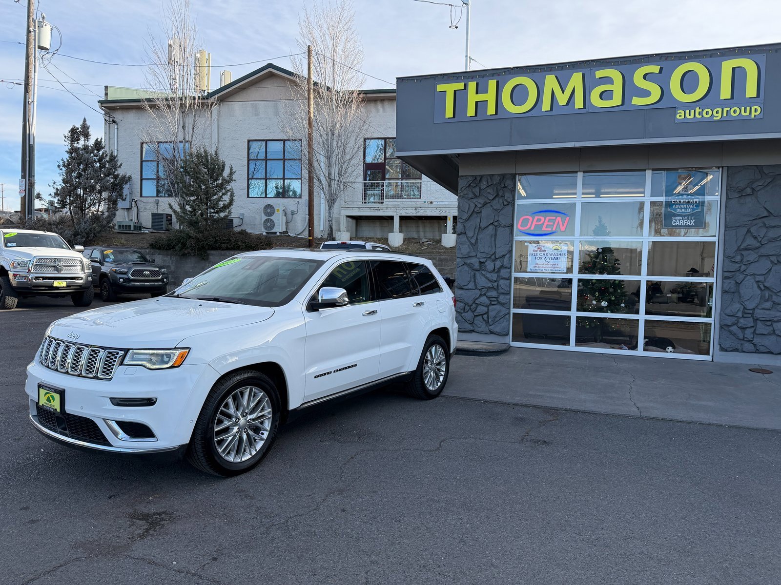 Used 2018 Jeep Grand Cherokee Summit image 2
