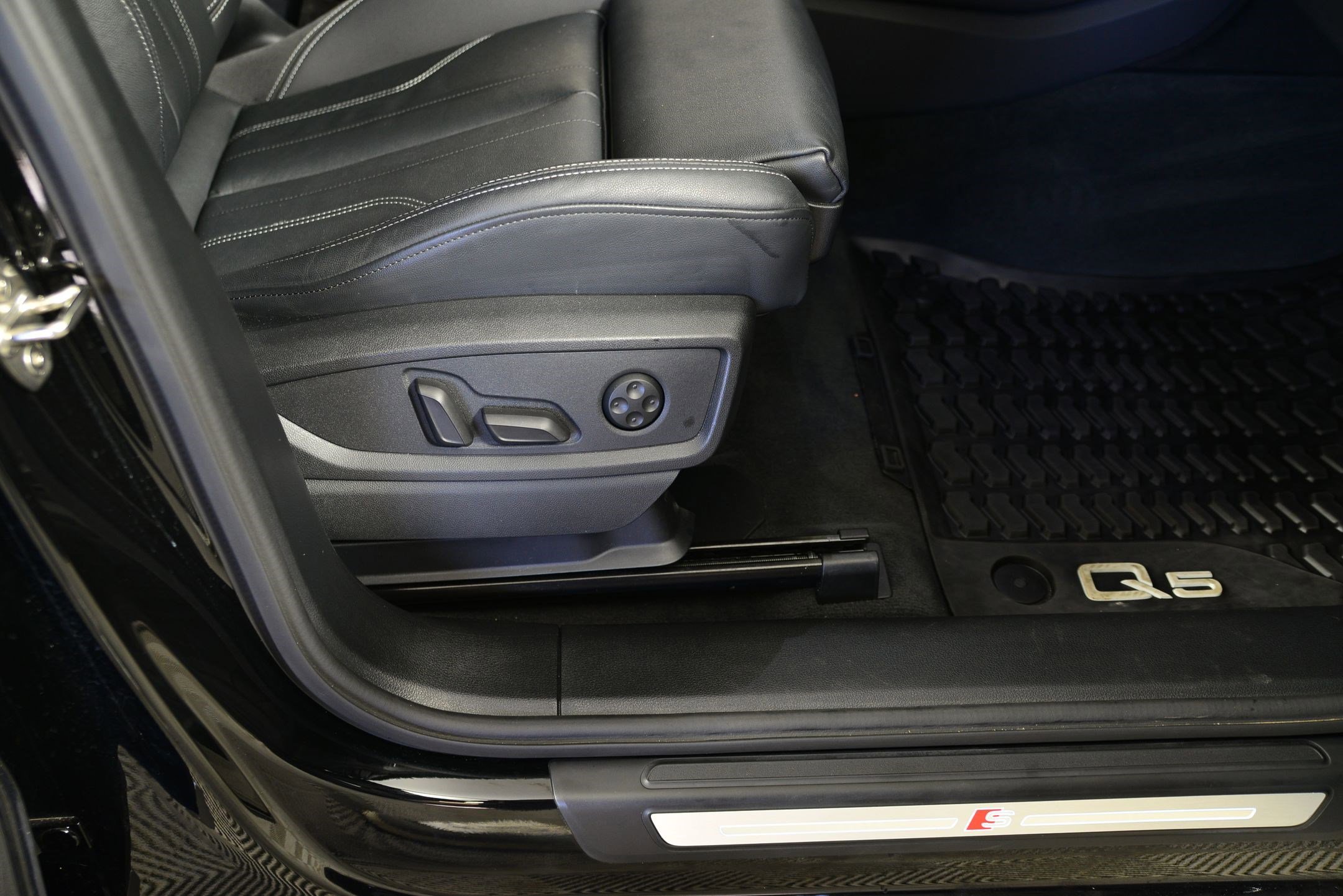 Certified 2025 Audi Q5 e Premium Plus image 12