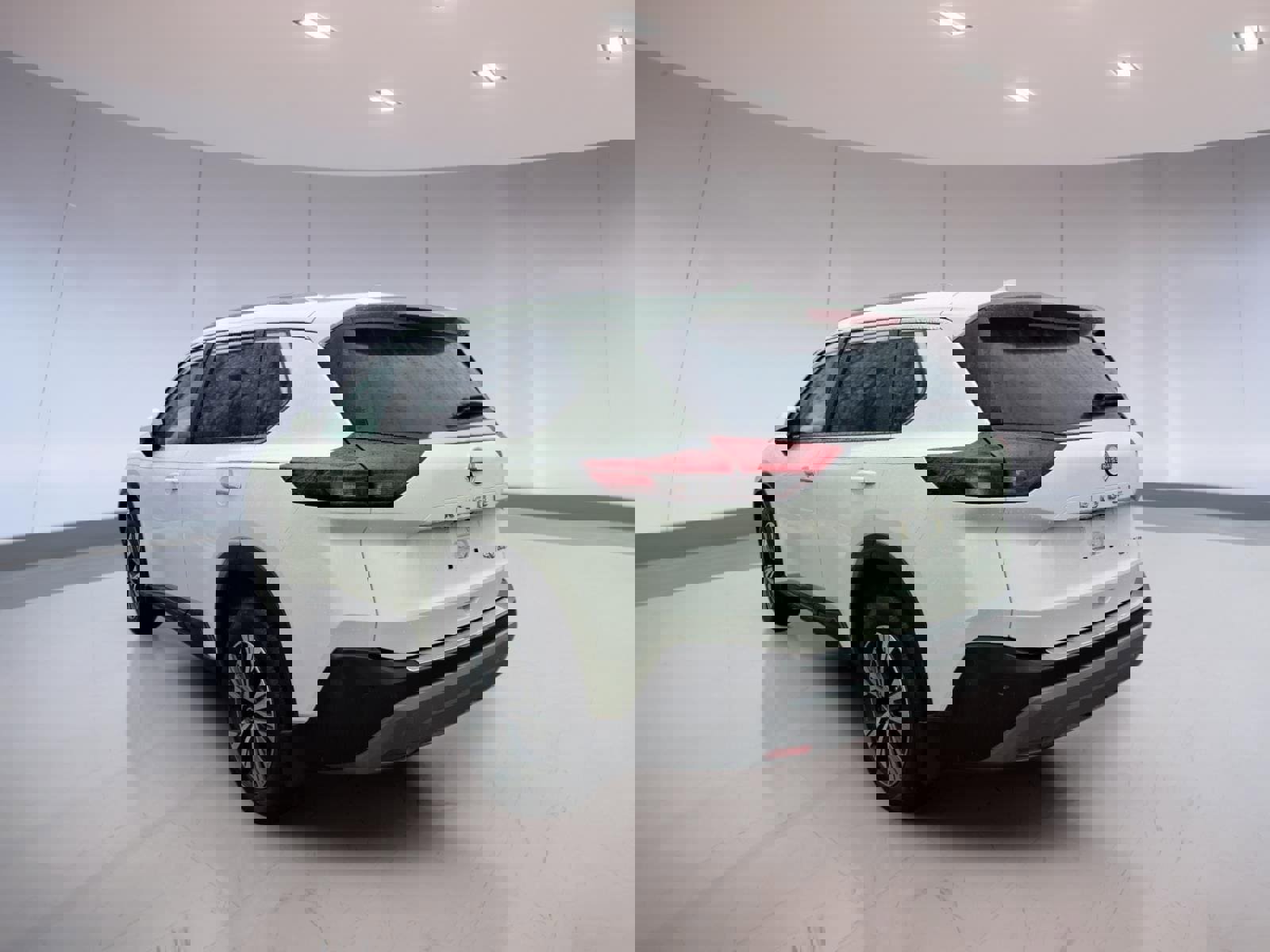 Used 2023 Nissan Rogue SV w/ SV Premium B Package image 3