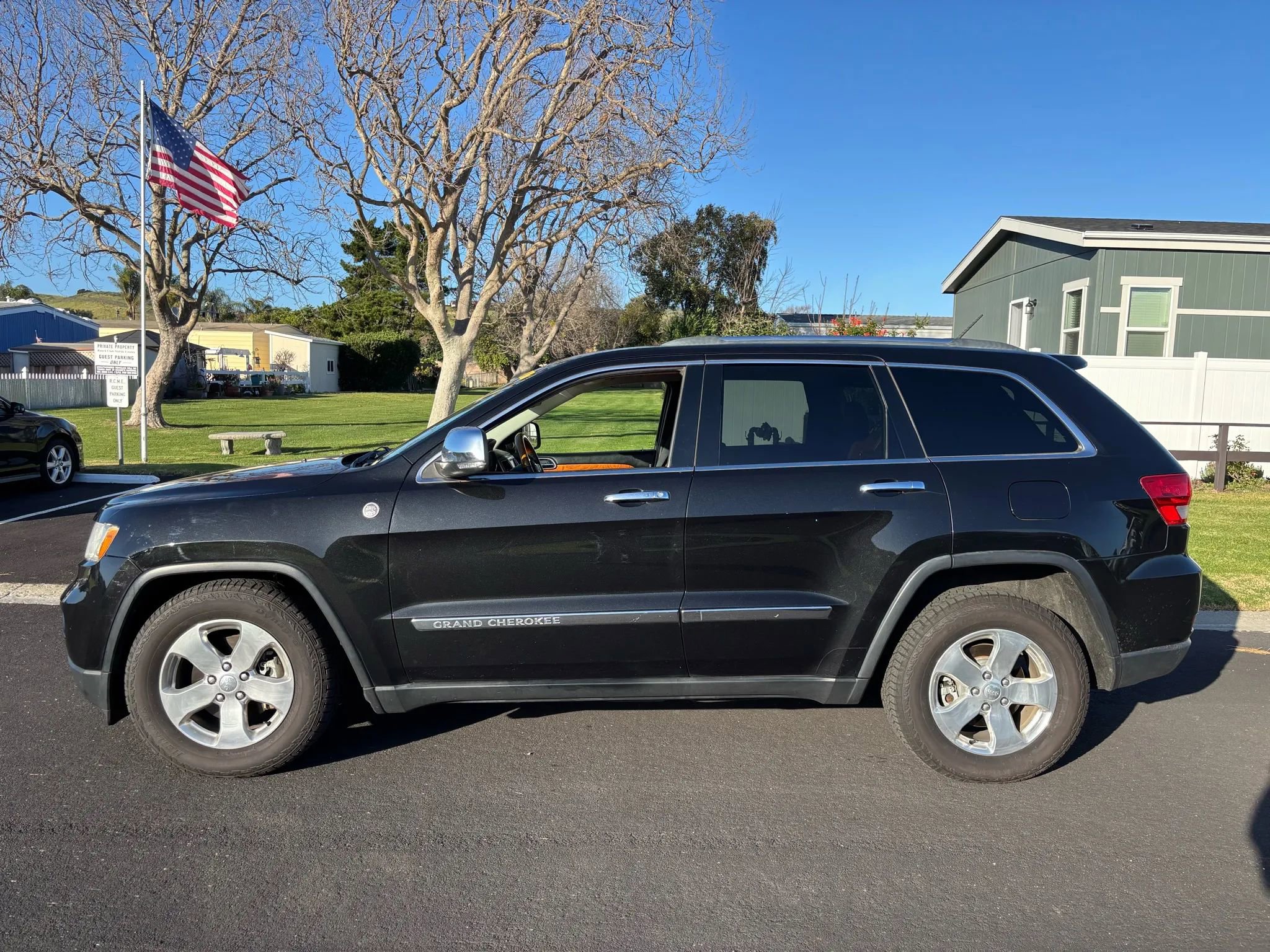Used 2012 Jeep Grand Cherokee Overland image 1