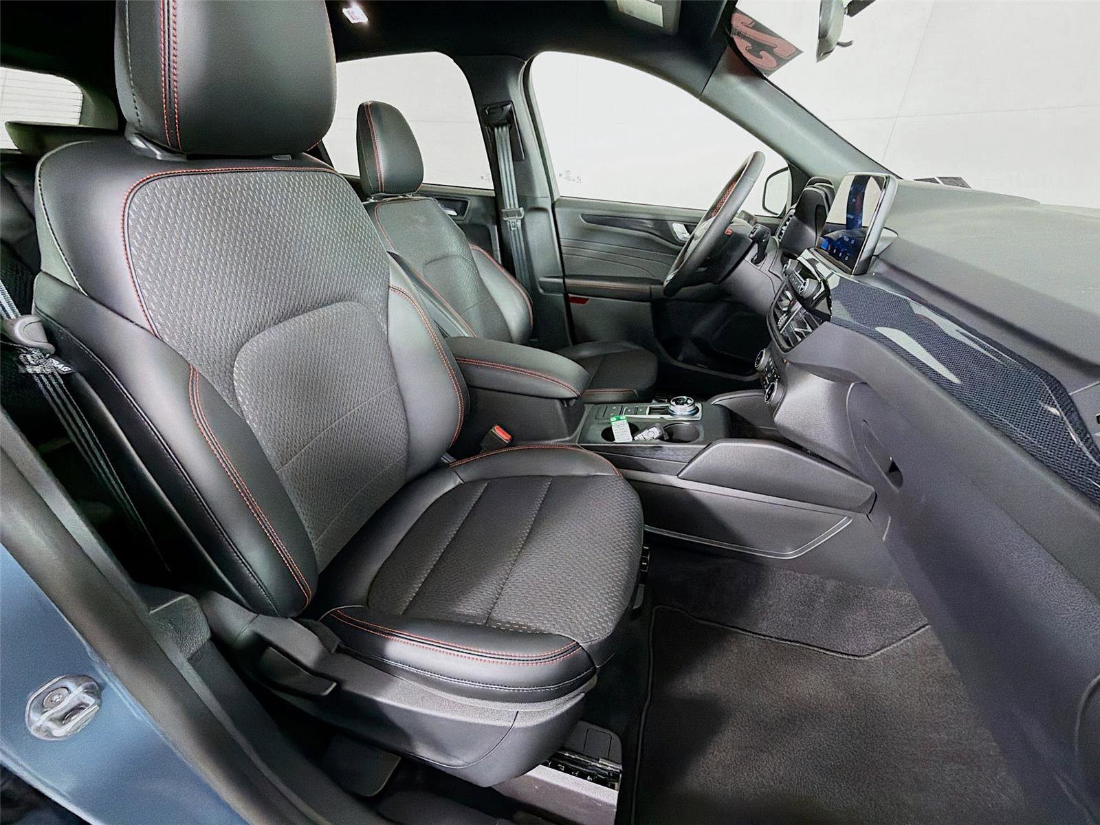 Used 2025 Ford Escape ST-Line w/ Cold Weather Package image 27