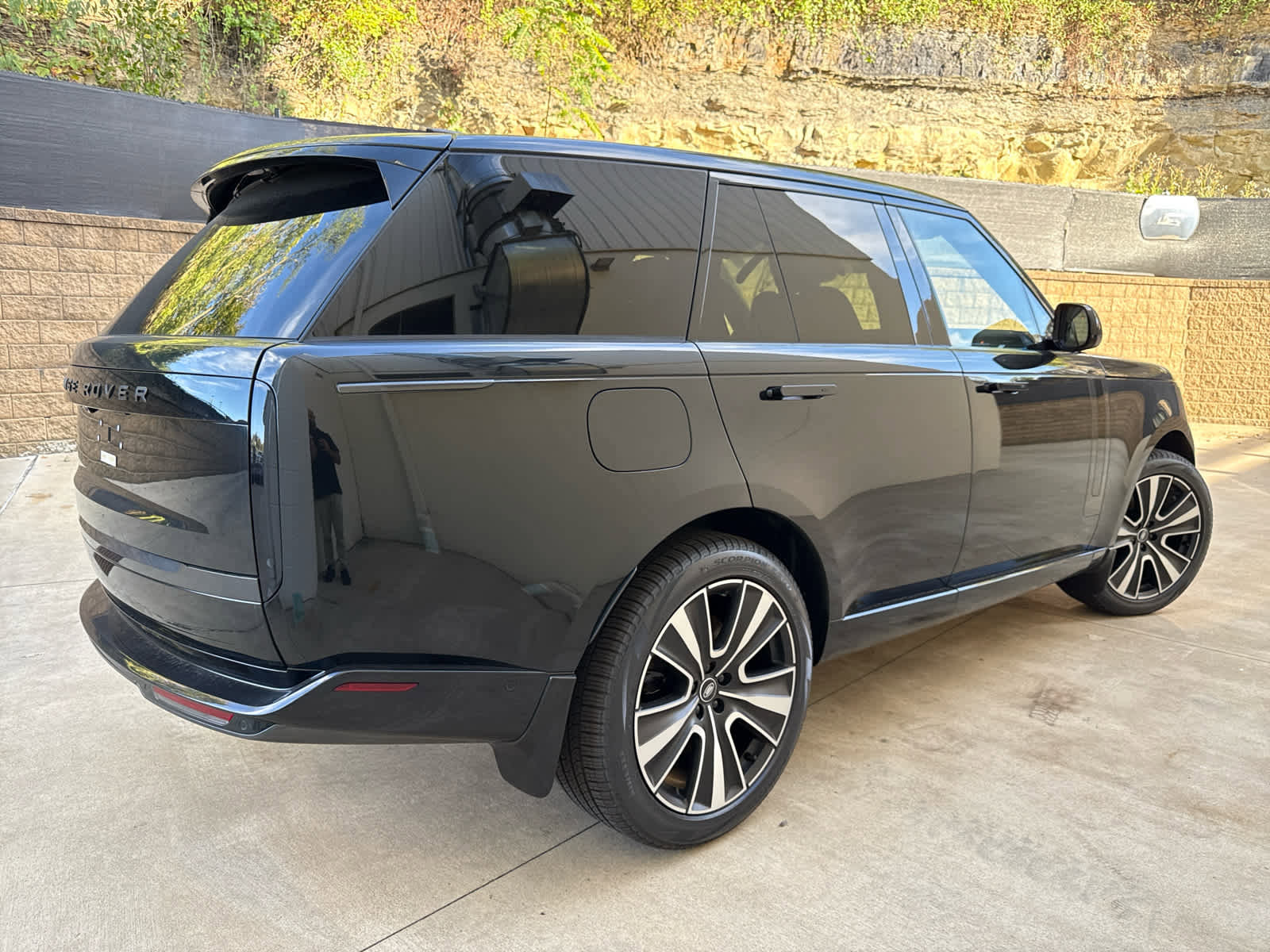 New 2025 Land Rover Range Rover SE image 3