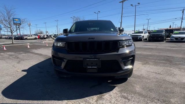 Used 2023 Jeep Grand Cherokee Altitude image 3