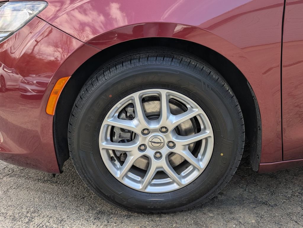 Used 2023 Chrysler Voyager LX FWD image 11