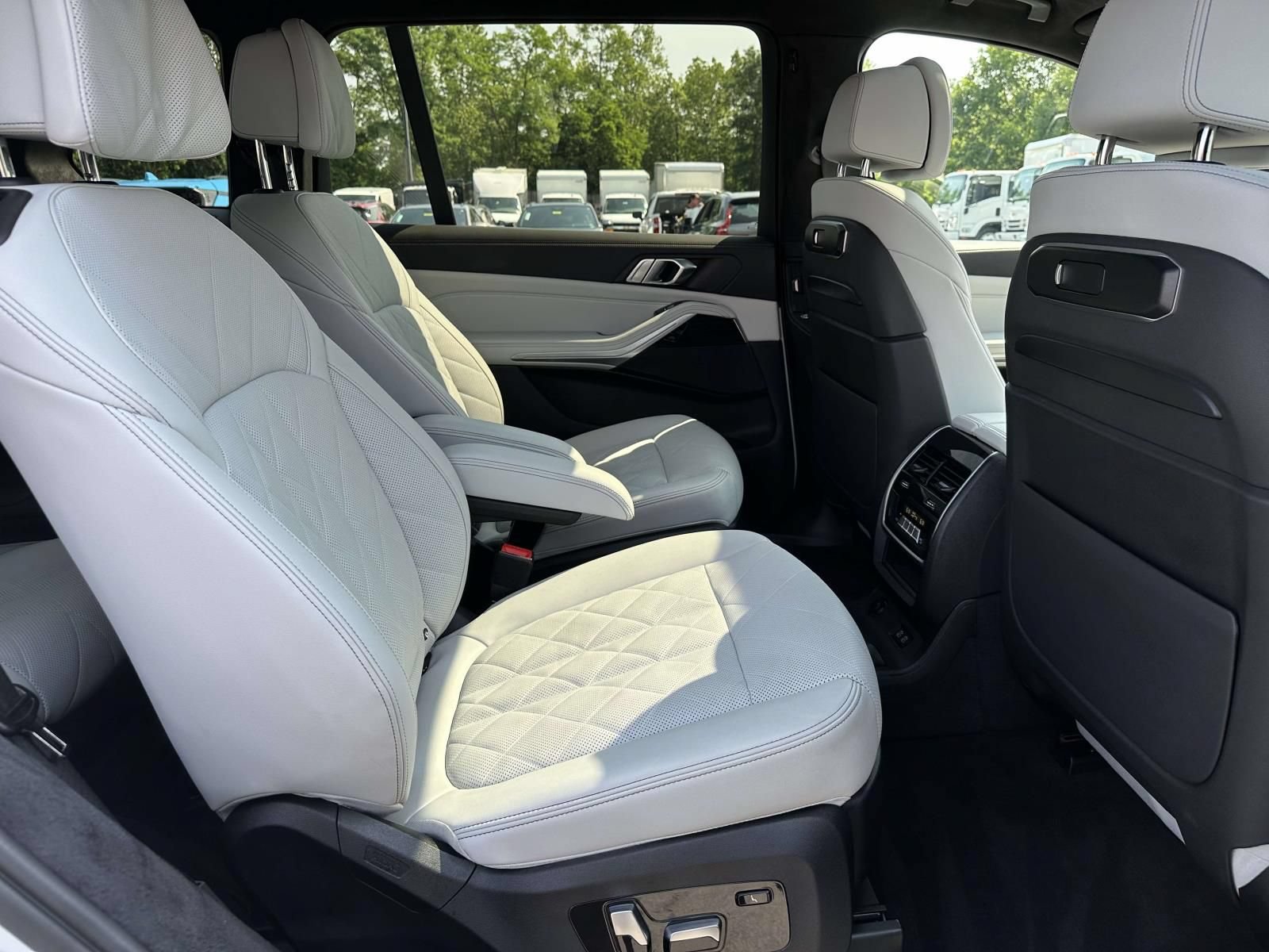 Used 2023 BMW X7 xDrive40i AWD/4WD image 25