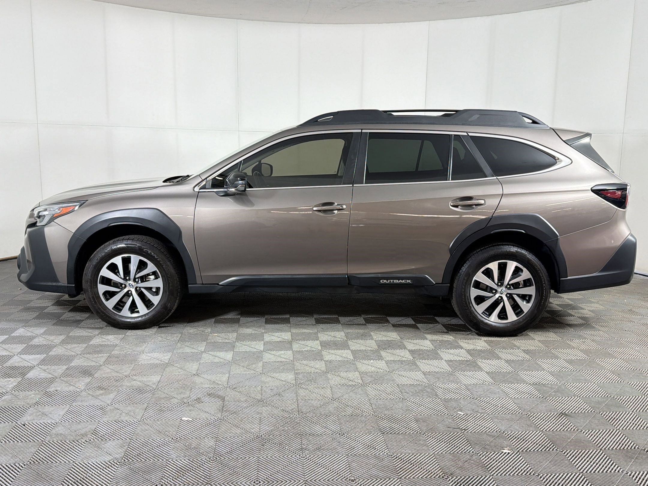 Used 2024 Subaru Outback Premium AWD/4WD image 2