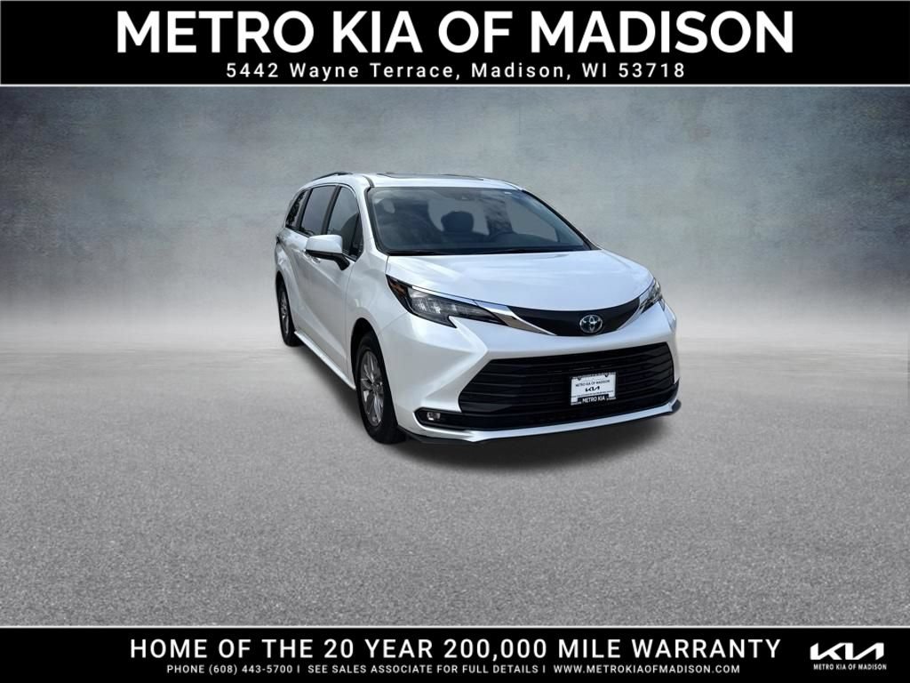 Used 2025 Toyota Sienna XLE AWD/4WD image 8