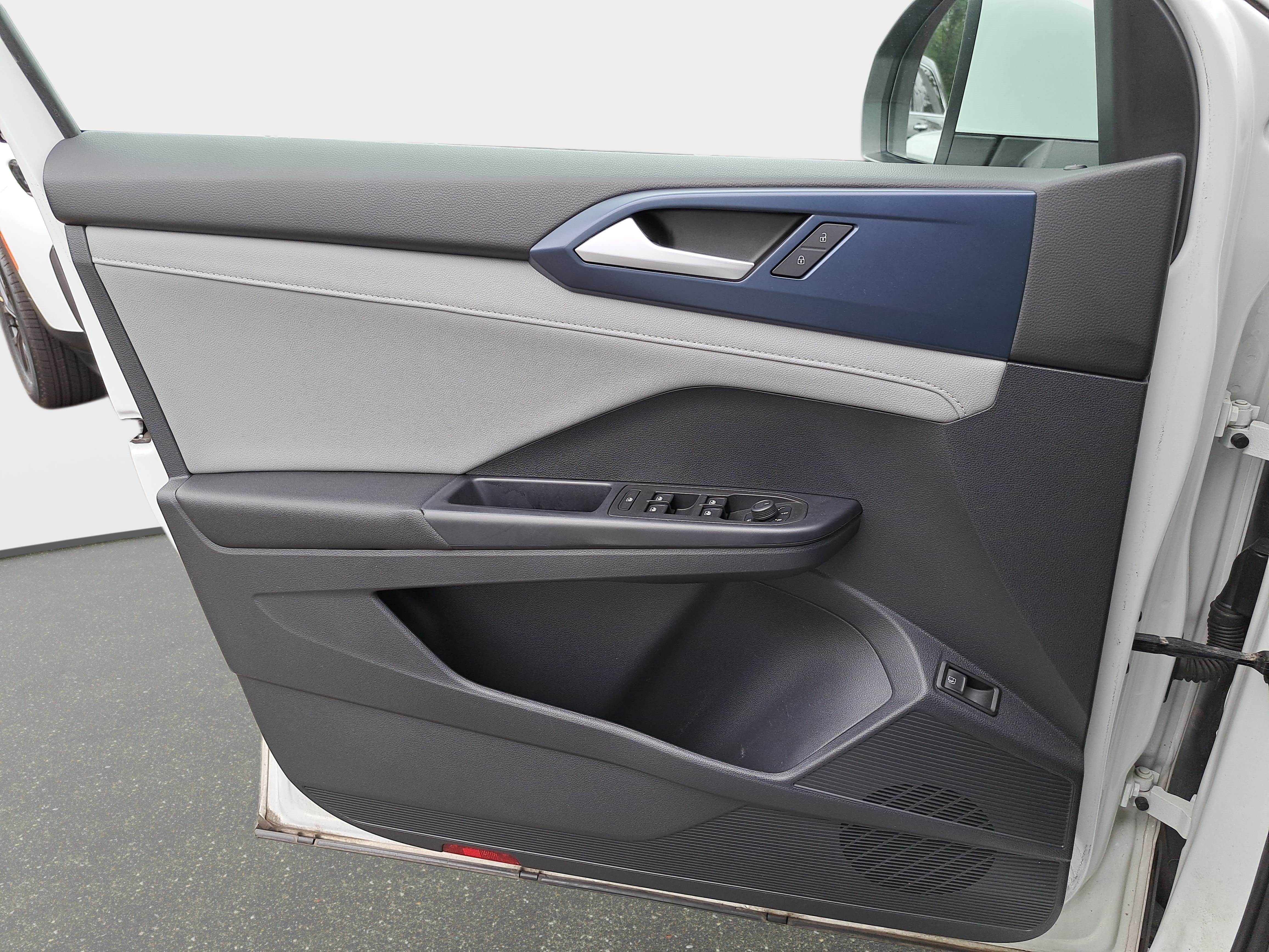 Used 2023 Volkswagen Taos SE w/ Panoramic Sunroof Package FWD image 24