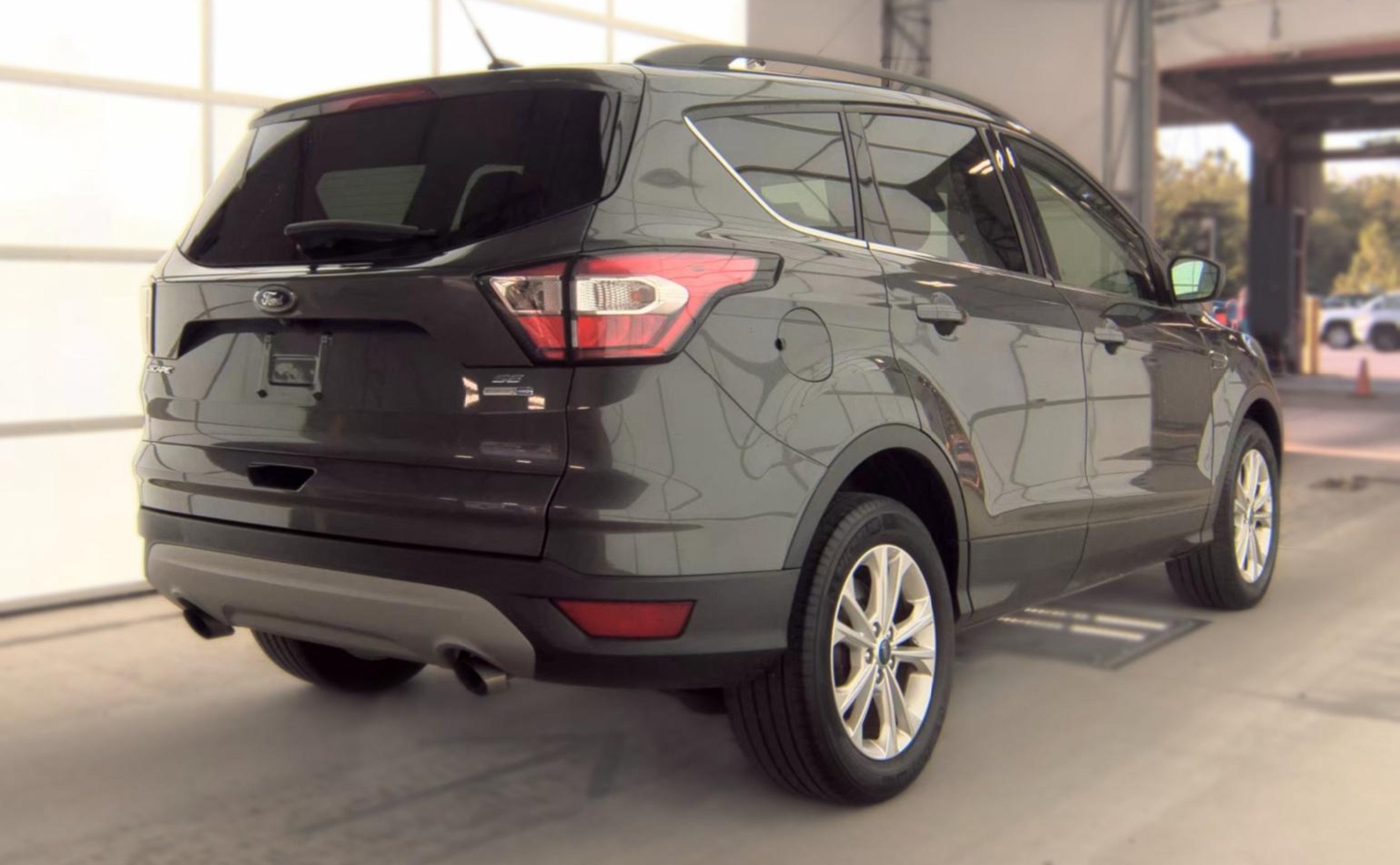 Used 2018 Ford Escape SE w/ Ford Safe & Smart Package AWD/4WD image 4