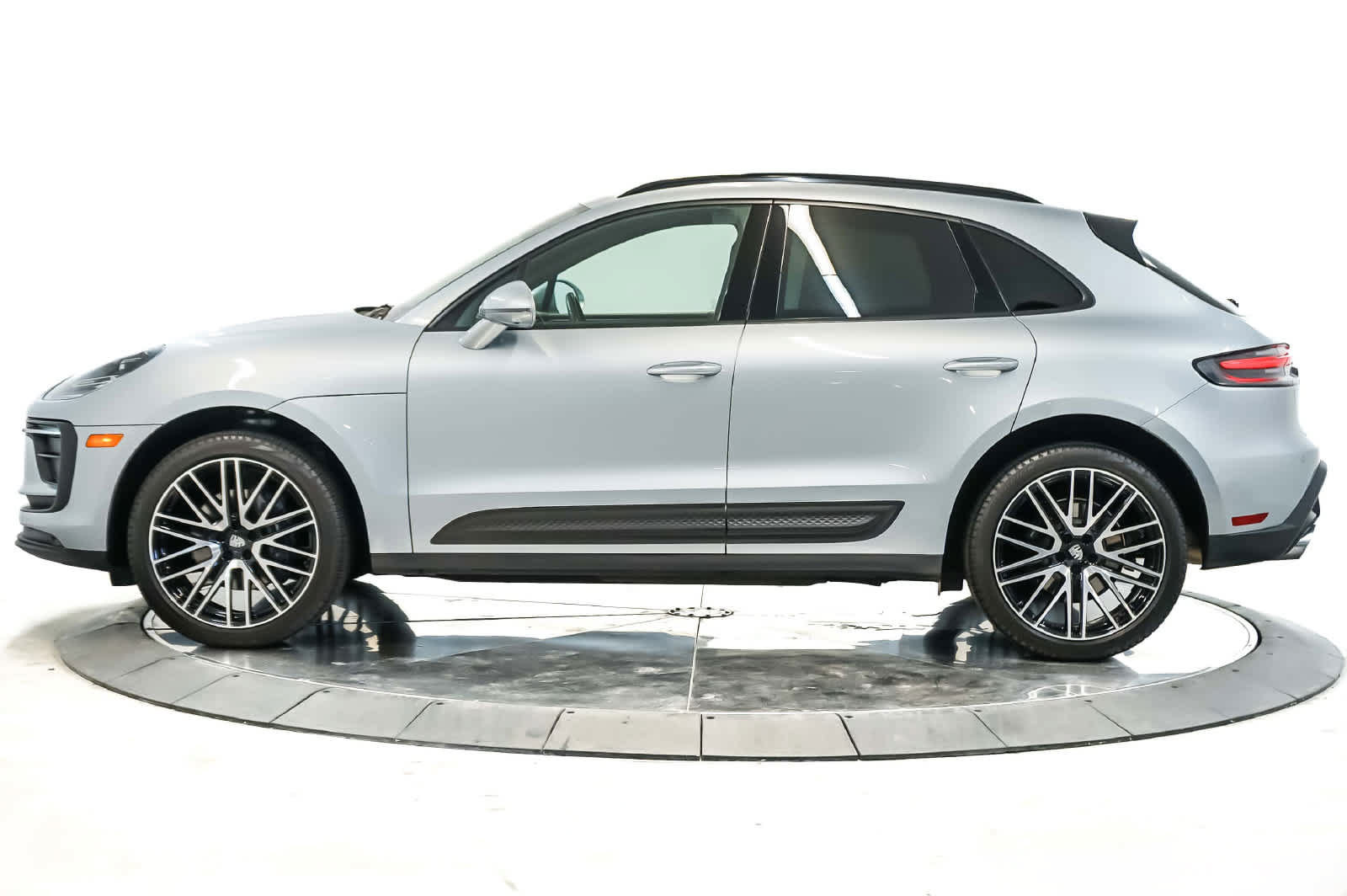Certified 2024 Porsche Macan AWD/4WD image 2