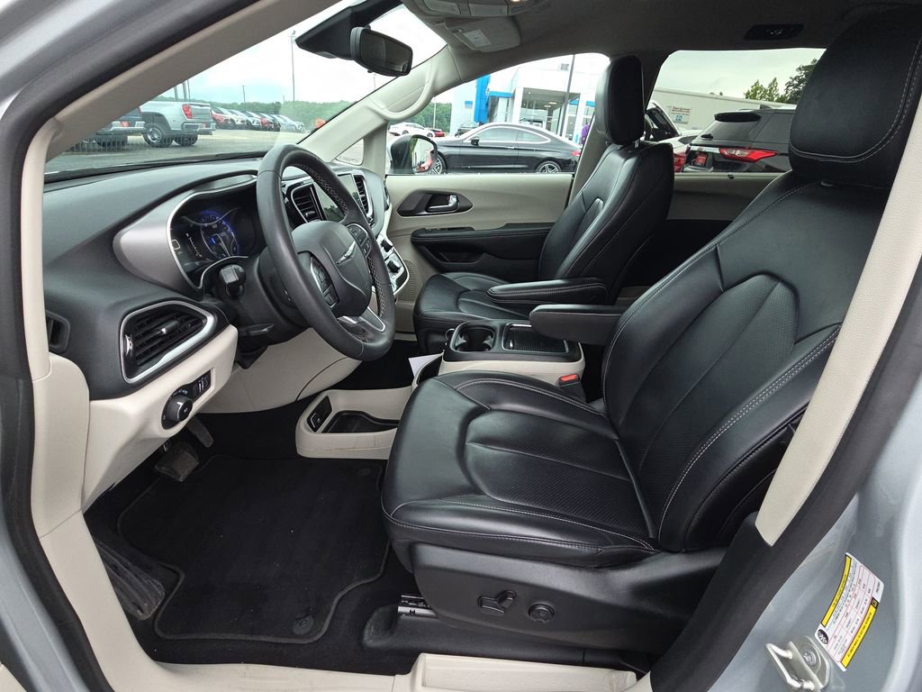 Used 2023 Chrysler Pacifica Touring-L FWD image 15