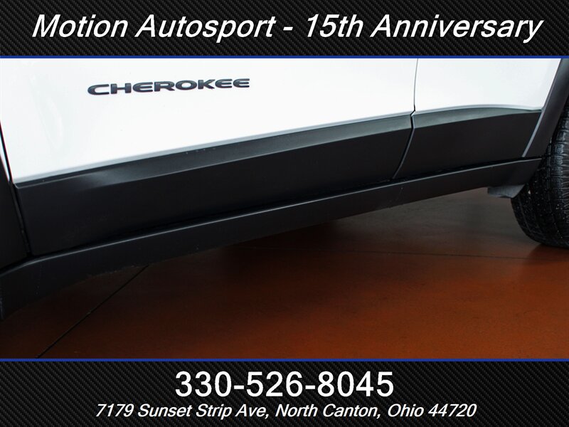 Used 2017 Jeep Cherokee Trailhawk AWD/4WD image 36