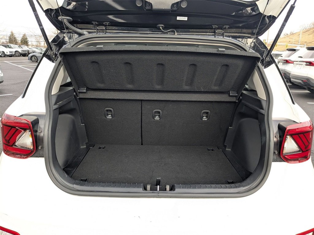 Used 2025 Hyundai Venue Limited image 32