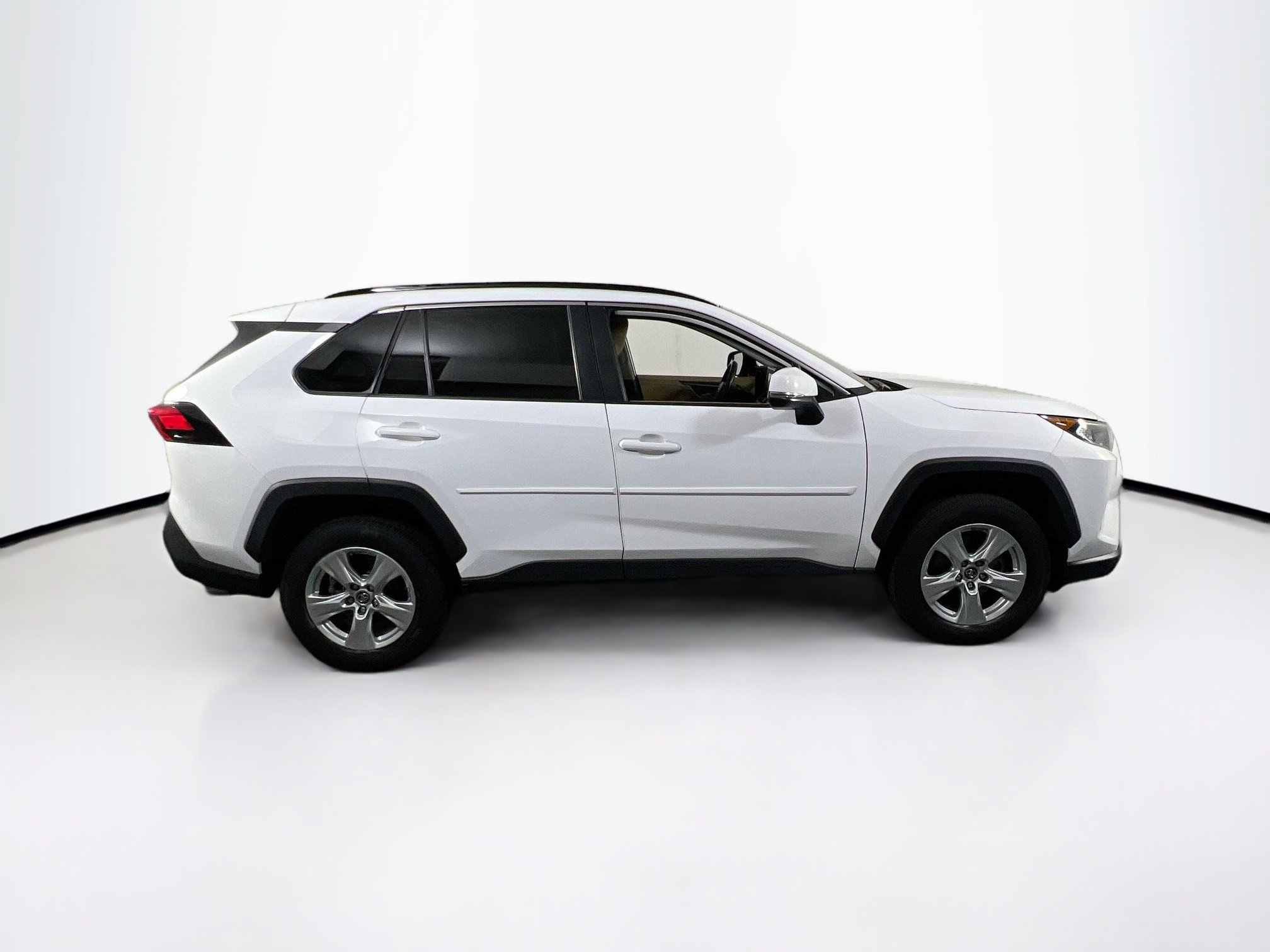 Used 2019 Toyota RAV4 XLE w/ Convenience Package AWD/4WD image 4