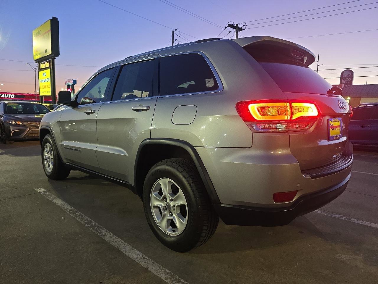 Used 2017 Jeep Grand Cherokee Laredo w/ Quick Order Package 2BE image 7