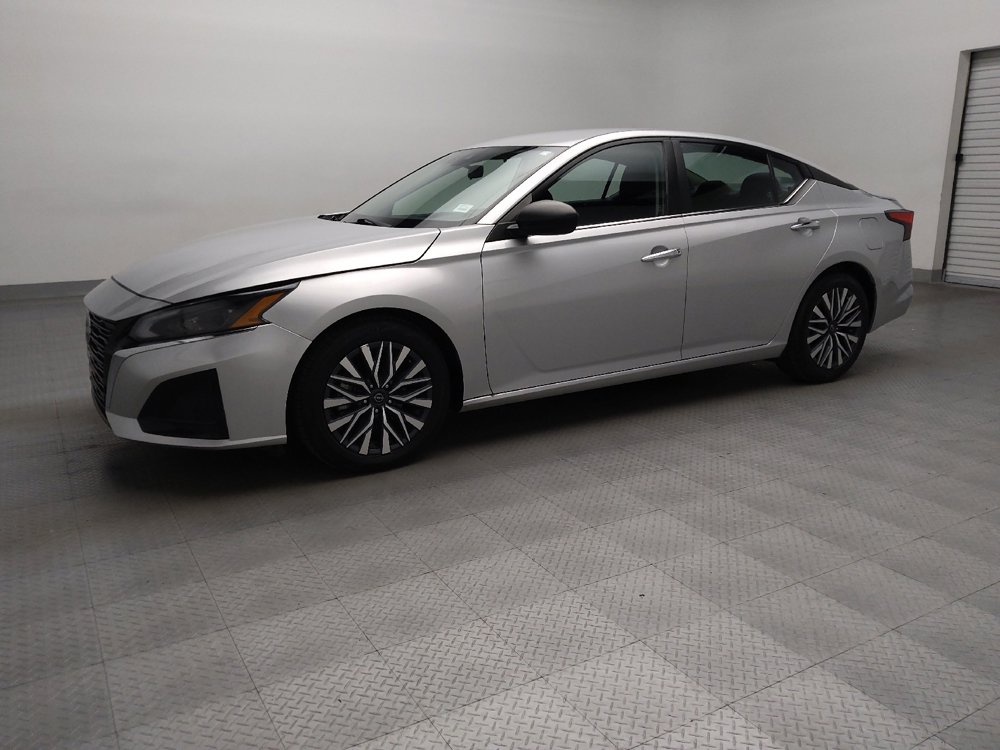 Used 2024 Nissan Altima 2.5 SV image 2